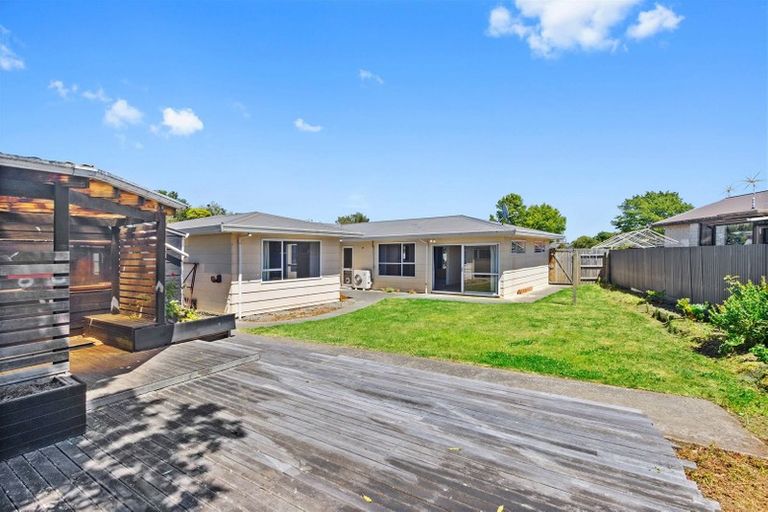 Photo of property in 16 Kruse Place, Redwood, Christchurch, 8051