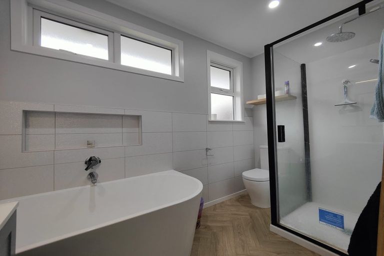 Photo of property in 48 Miles Crescent, Newlands, Wellington, 6037