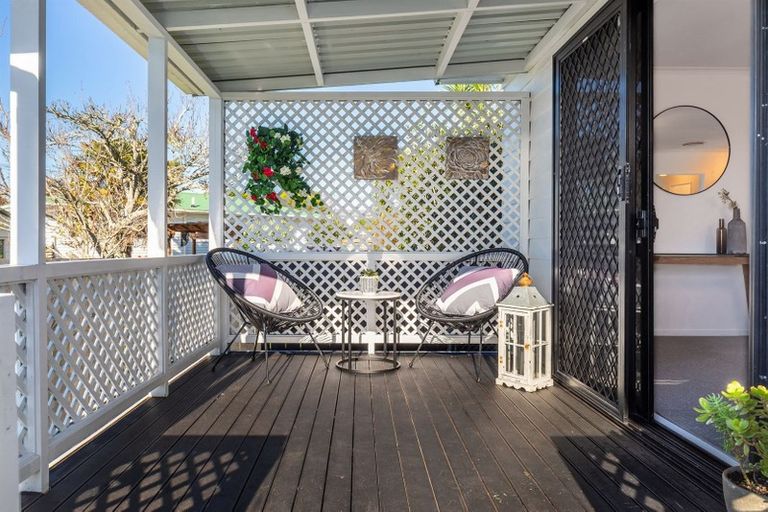 Photo of property in 1/2 Graham Avenue, Te Atatu Peninsula, Auckland, 0610