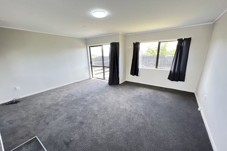 Photo of property in 2/11 De Bloge Place, Clendon Park, Auckland, 2103