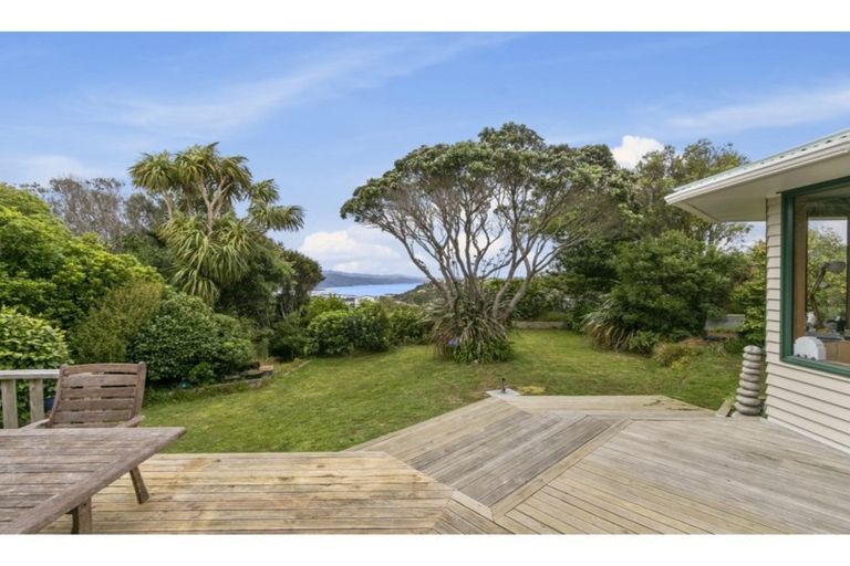 Photo of property in 204 Miromiro Road, Normandale, Lower Hutt, 5010