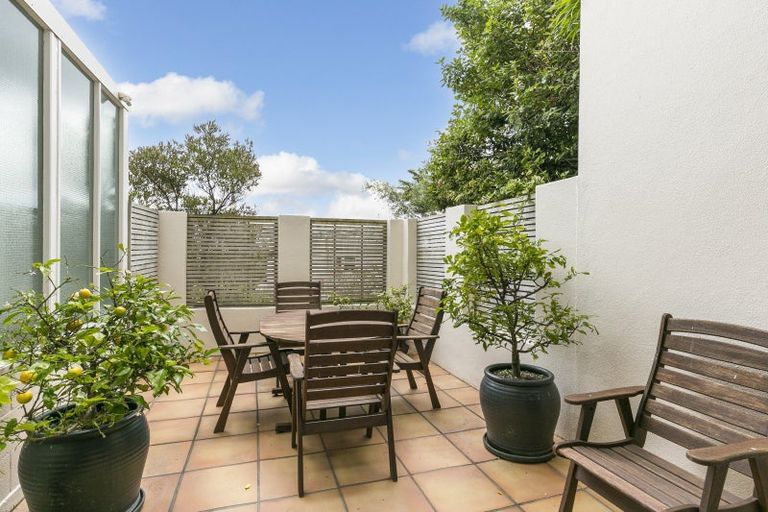 Photo of property in Landscape Apartments, 123-125 Austin Street, Mount Victoria, Wellington, 6011