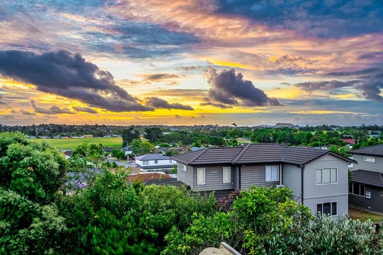 Photo of property in 28 Lewisham Street, Highland Park, Auckland, 2010