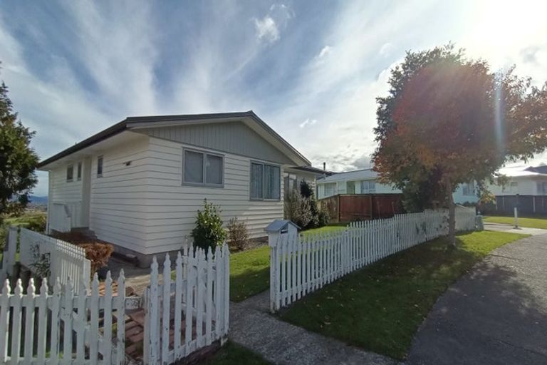 Photo of property in 27 Aniseed Grove, Timberlea, Upper Hutt, 5018