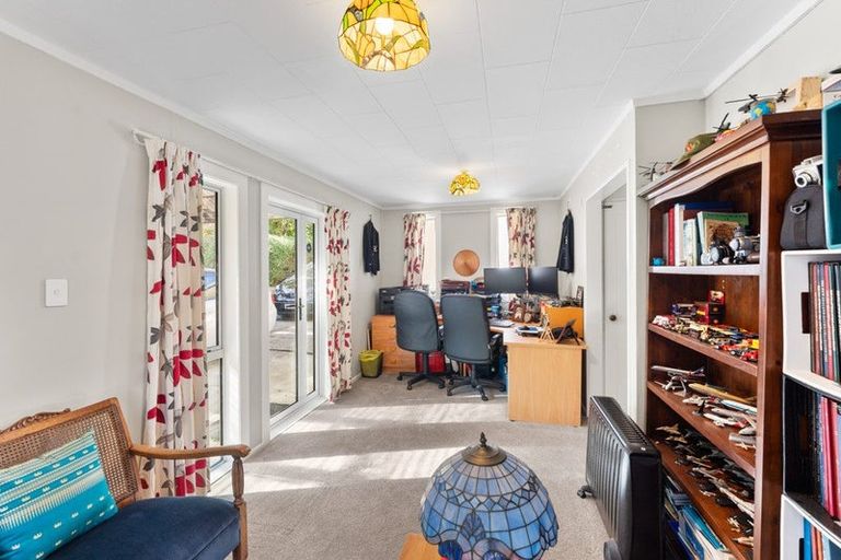 Photo of property in 28 Kakariki Grove, Waikanae, 5036