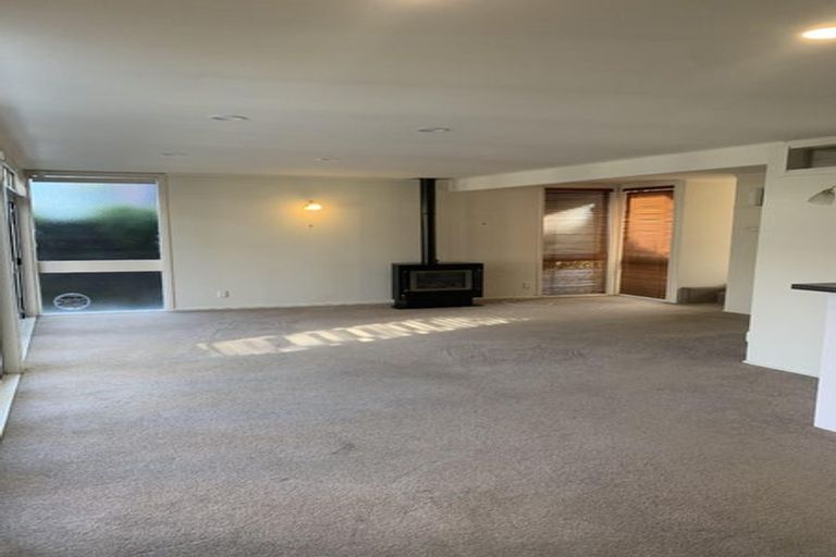 Photo of property in 2 Christensen Place, Forrest Hill, Auckland, 0620