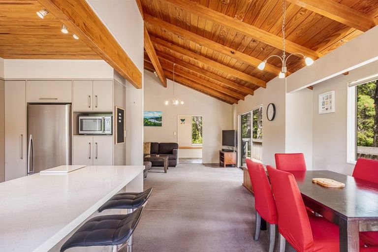 Photo of property in 15 Kaurimu Rise, Titirangi, Auckland, 0604