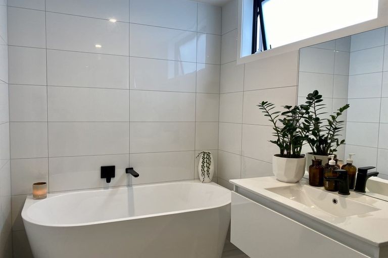 Photo of property in 6/15 Chivalry Road, Glenfield, Auckland, 0629