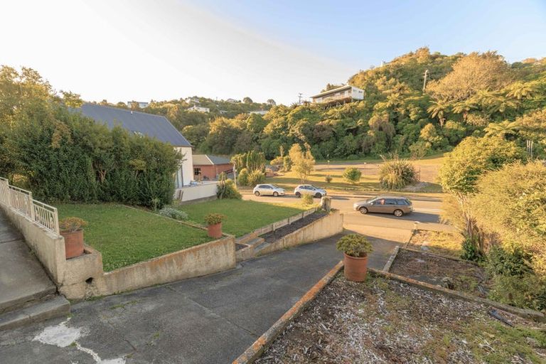 Photo of property in 92 Newlands Road, Newlands, Wellington, 6037