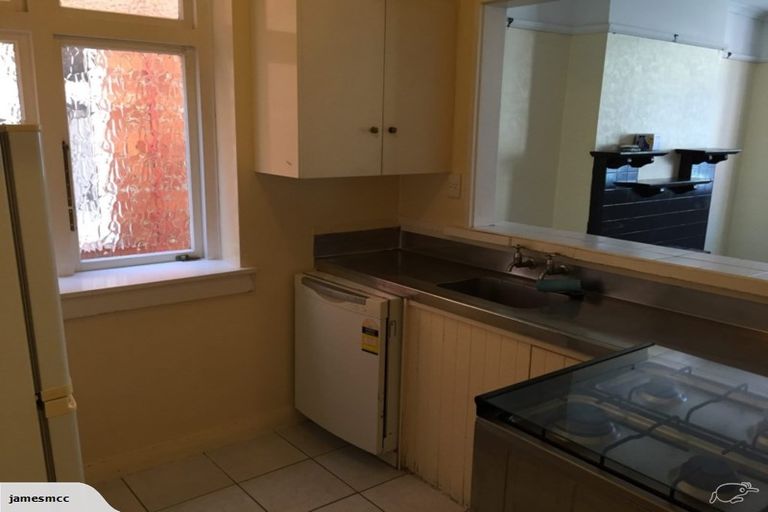 Photo of property in 2/60 Brougham Street, Mount Victoria, Wellington, 6011