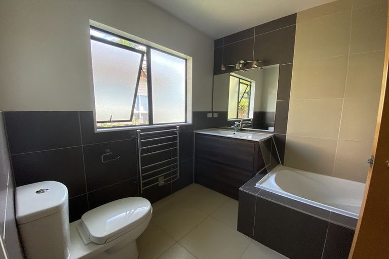 Photo of property in 1/76 Target Road, Totara Vale, Auckland, 0629