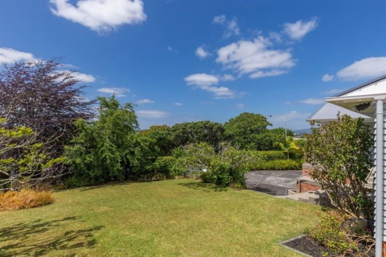 Photo of property in 17 Chivalry Road, Glenfield, Auckland, 0629