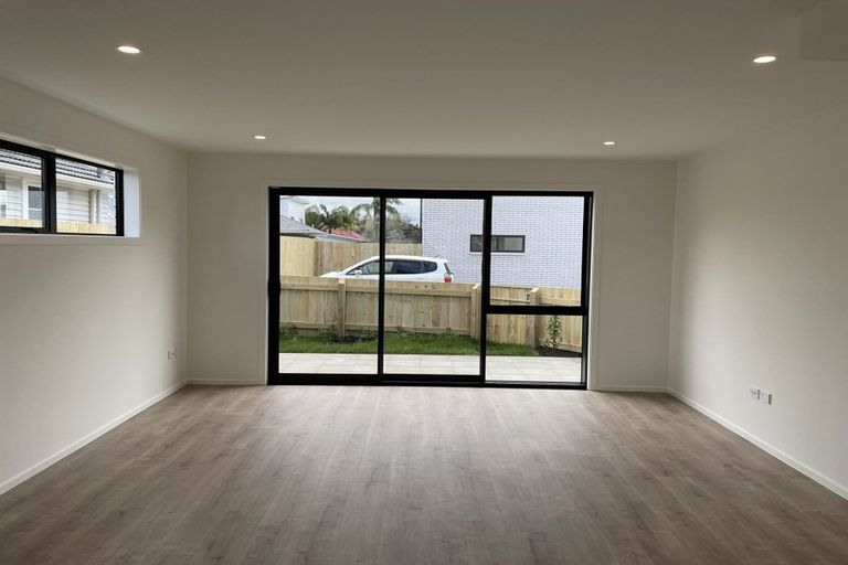 Photo of property in 1/12 Enderby Drive, Te Atatu Peninsula, Auckland, 0610