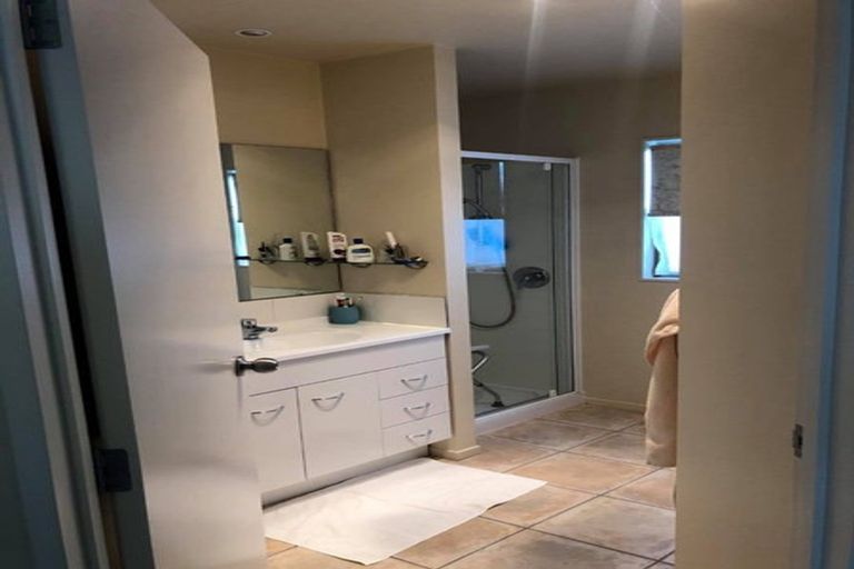 Photo of property in 9 Graham Collins Drive, Windsor Park, Auckland, 0632