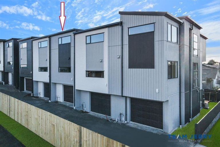 Photo of property in 3/26 Buscomb Avenue, Henderson, Auckland, 0610