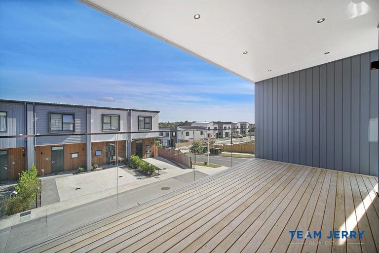 Photo of property in 1 Heketara Way, Massey, Auckland, 0614