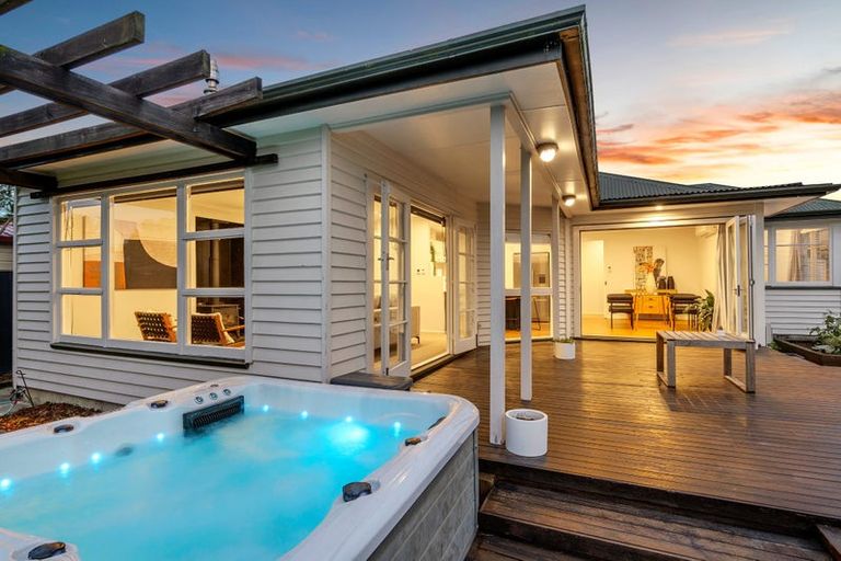 Photo of property in 221 Weston Road, St Albans, Christchurch, 8052