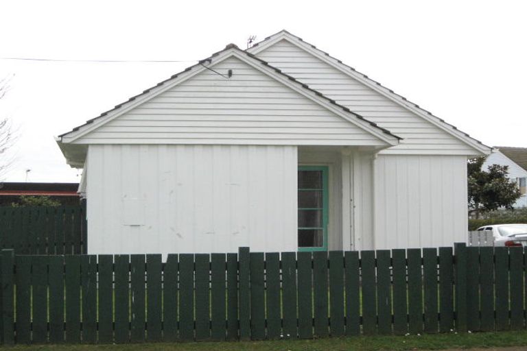 Photo of property in 1 Resolution Place, Marfell, New Plymouth, 4310