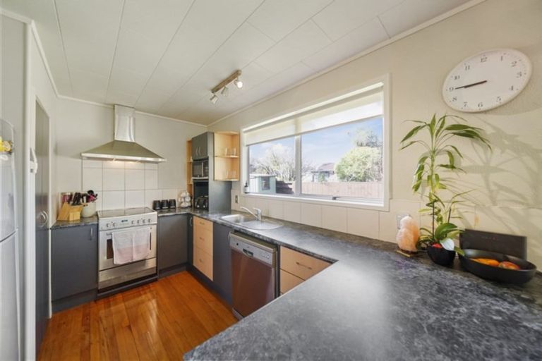 Photo of property in 17 Tupaki Place, Pakuranga Heights, Auckland, 2010