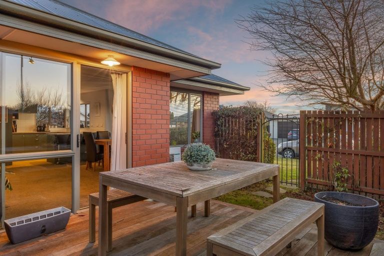 Photo of property in 4 Gwen Place, Redwood, Christchurch, 8051