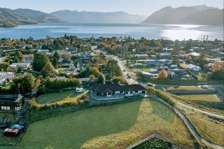 Photo of property in 33 Tomtit Crescent, Lake Hawea, 9382