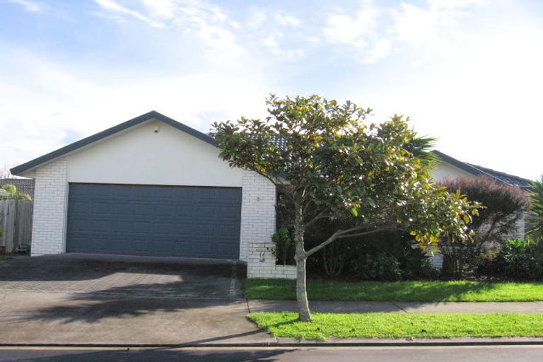 Photo of property in 16 Mellefont Close, East Tamaki Heights, Auckland, 2016
