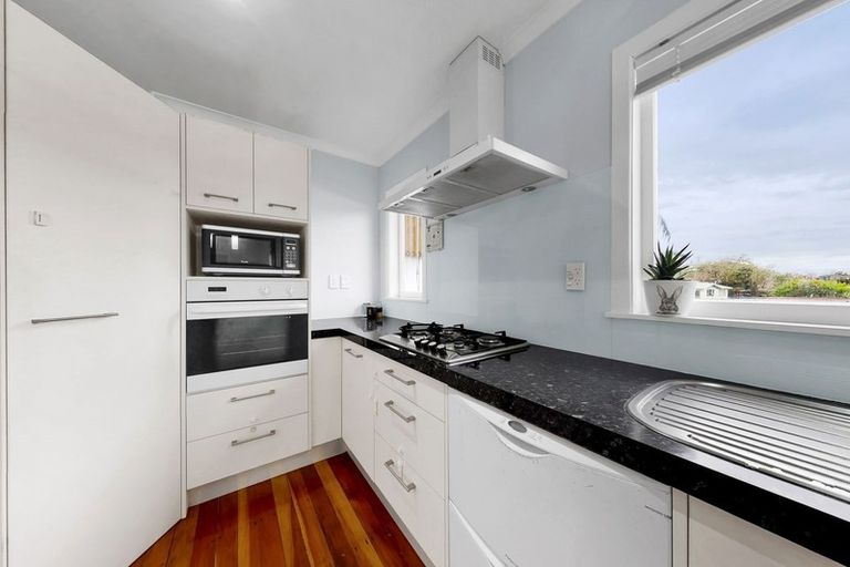 Photo of property in 16 Kenmore Street, Westown, New Plymouth, 4310
