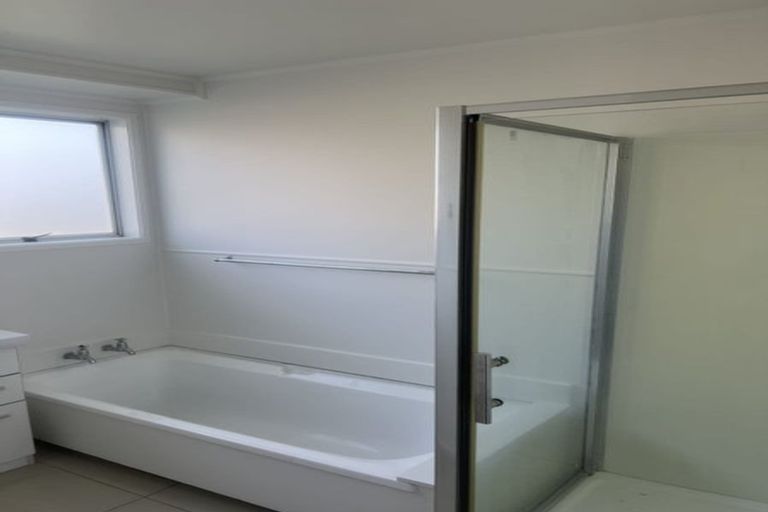 Photo of property in 26 Waimumu Road, Massey, Auckland, 0614