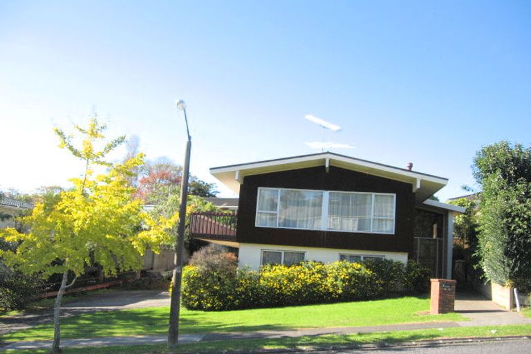 Photo of property in 25 Pickwick Parade, Mellons Bay, Auckland, 2014