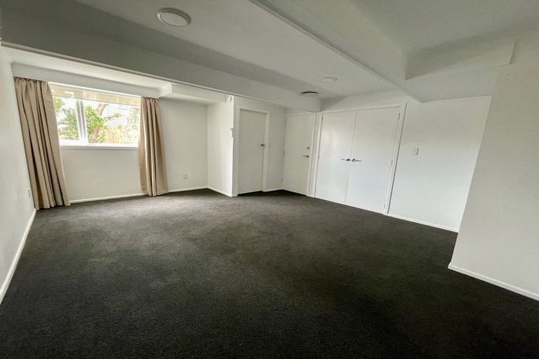 Photo of property in 28 Brooker Grove, Newlands, Wellington, 6037