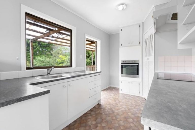 Photo of property in 16 Rotoiti Avenue, Pakuranga Heights, Auckland, 2010