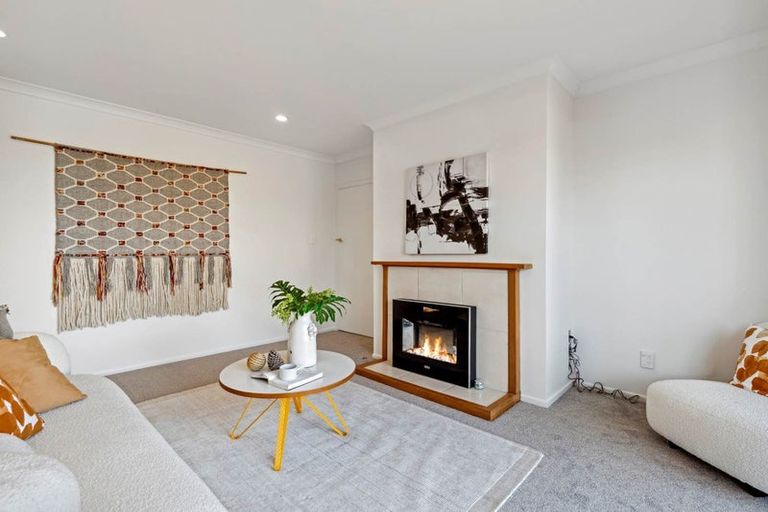 Photo of property in 2/9 Merton Avenue, Glenfield, Auckland, 0627