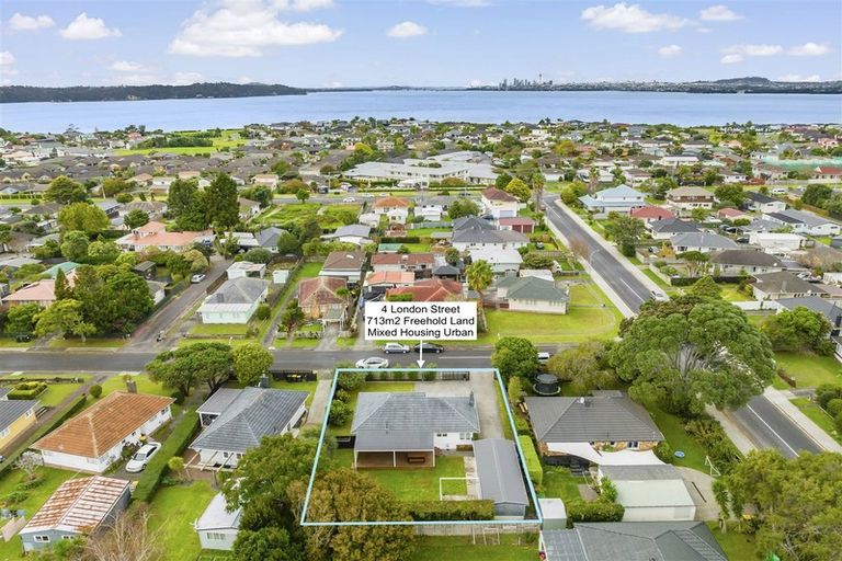 Photo of property in 4 London Street, Te Atatu Peninsula, Auckland, 0610