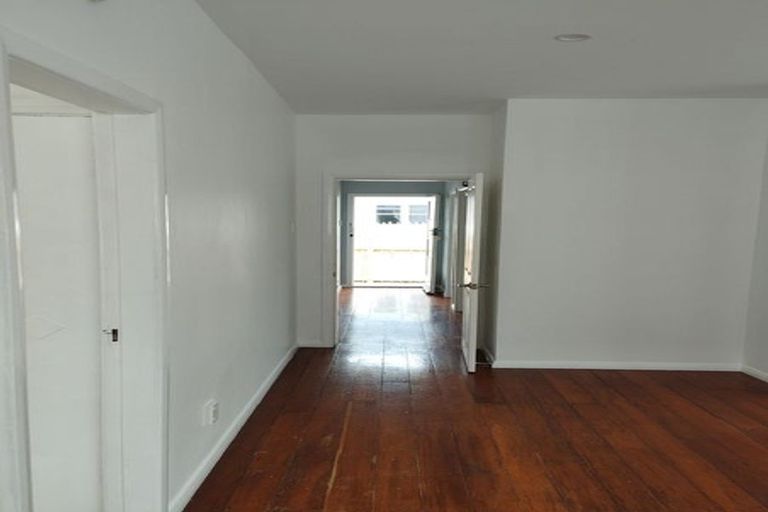 Photo of property in 114 Cambridge Terrace, Fairfield, Lower Hutt, 5011