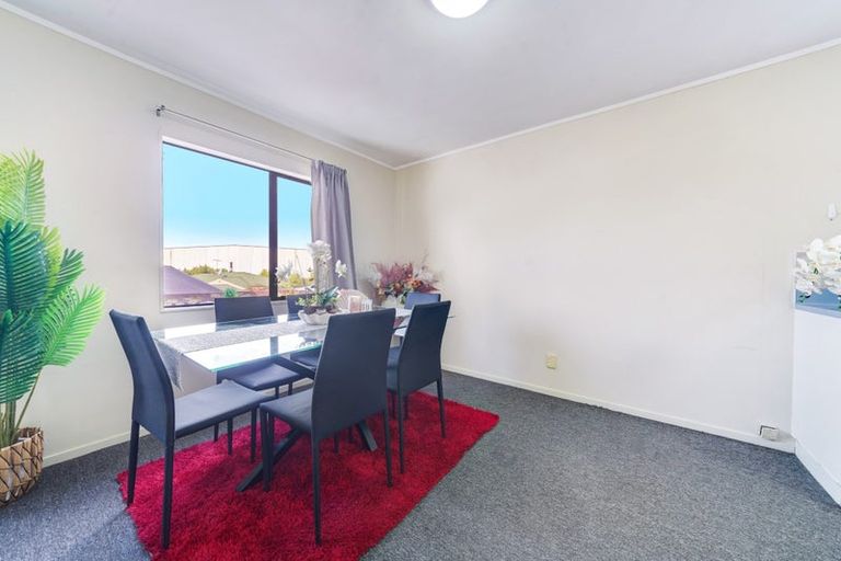 Photo of property in 1/6 Eulogy Place, Randwick Park, Auckland, 2105