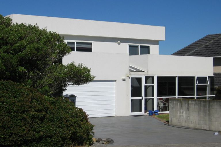Photo of property in 13 Bay Lair Grove, Island Bay, Wellington, 6023