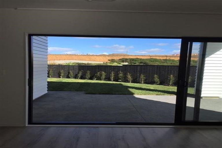 Photo of property in 27 Syd Grant Crescent, Orewa, 0931