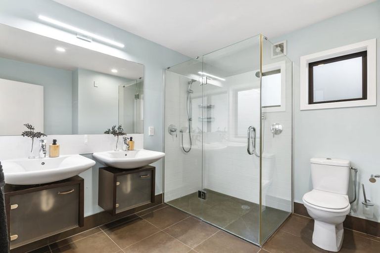 Photo of property in 2/31 Tamaki Drive, Pakuranga, Auckland, 2010