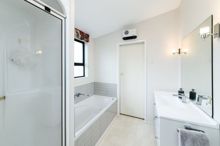 Photo of property in 15 Phoenix Avenue, Hokowhitu, Palmerston North, 4410