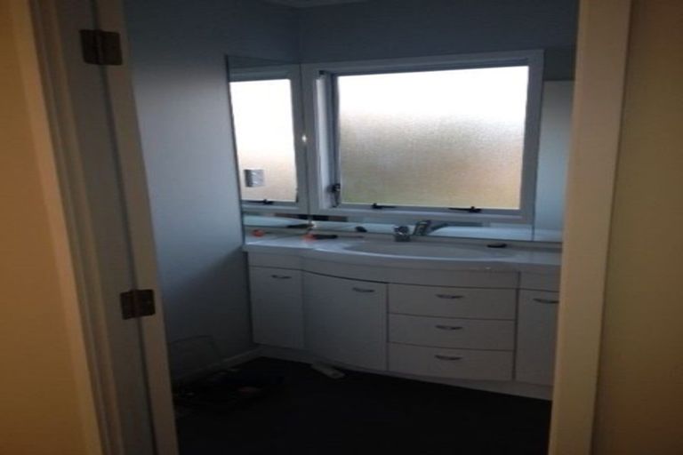 Photo of property in 35 Barbados Drive, Unsworth Heights, Auckland, 0632