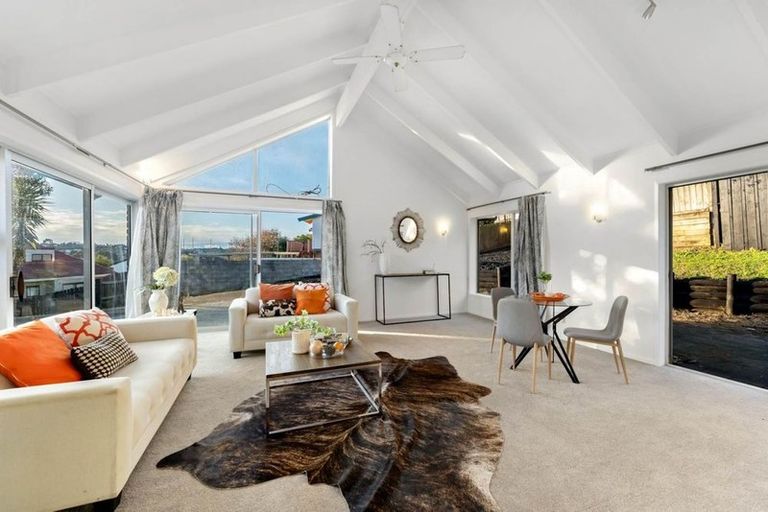 Photo of property in 77 Kennedy Avenue, Forrest Hill, Auckland, 0620