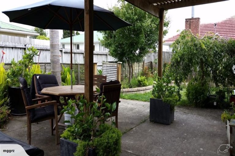 Photo of property in 1/4 Tawa Road, Te Atatu Peninsula, Auckland, 0610