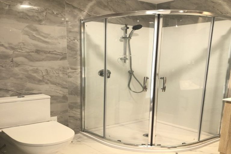 Photo of property in 3/21 Akoranga Drive, Northcote, Auckland, 0627