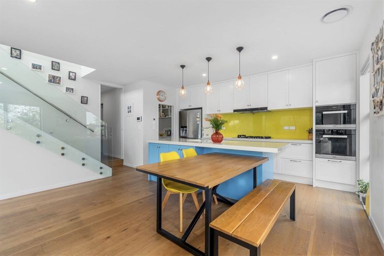 Photo of property in 2/8 Dallinghoe Crescent, Milford, Auckland, 0620