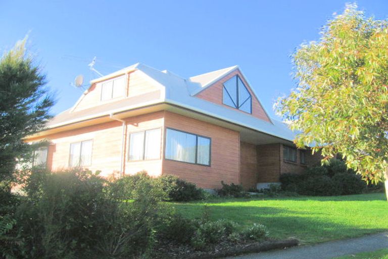 Photo of property in 16 Saunders Close, Whitby, Porirua, 5024