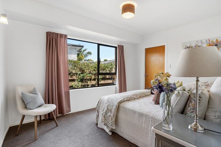 Photo of property in 3 Voltaire Court, Botany Downs, Auckland, 2010