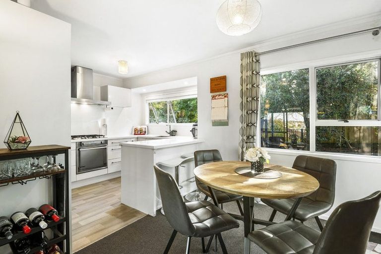 Photo of property in 1/6 Phillipa Place, Browns Bay, Auckland, 0630