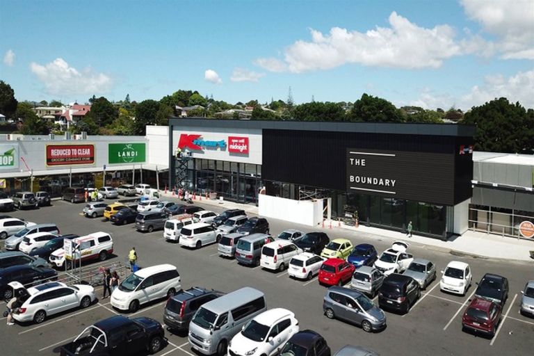 Photo of property in 18 Newington Road, Henderson, Auckland, 0612