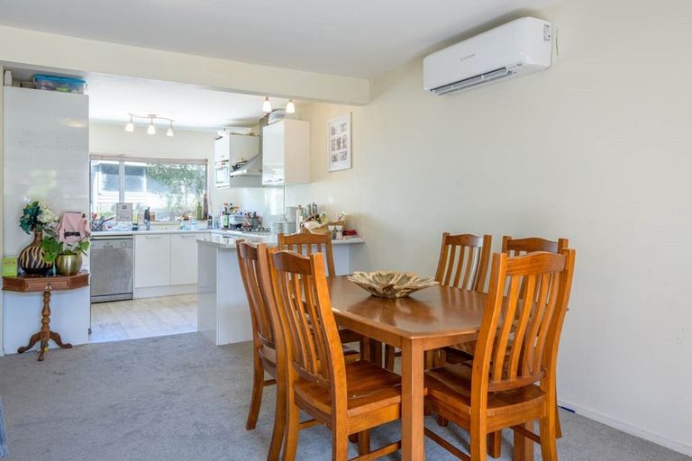 Photo of property in 16 Waimumu Road, Massey, Auckland, 0614