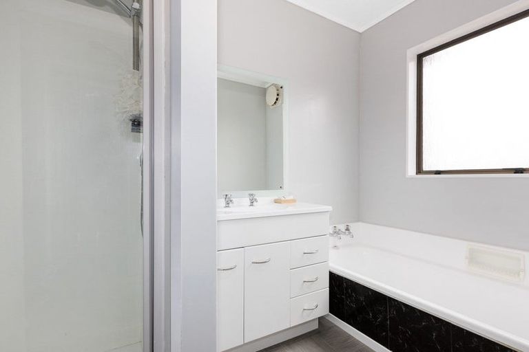 Photo of property in 4 Karoro Place, Paremata, Porirua, 5024